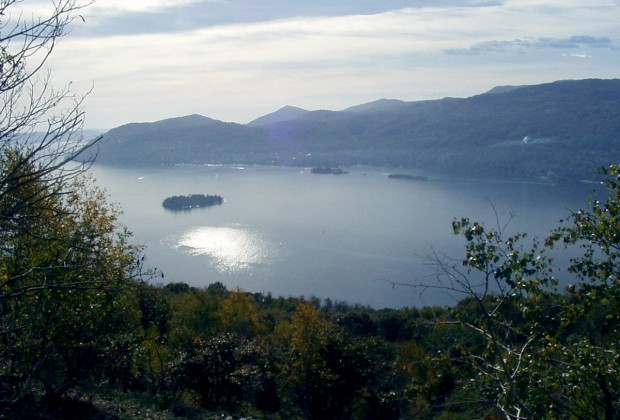 panoramisch uitzicht op de Borromeus Bay